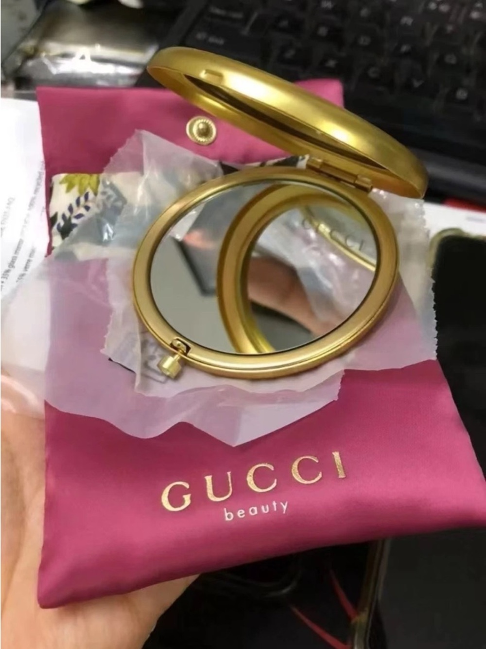 New Gucci Floral Gold Compact Mirror Collectible with Satin Pouch - Picture 3 of 5